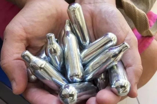缩略图 | 中国留学生加拿大猝死，房间里有数百个空“笑气”罐！