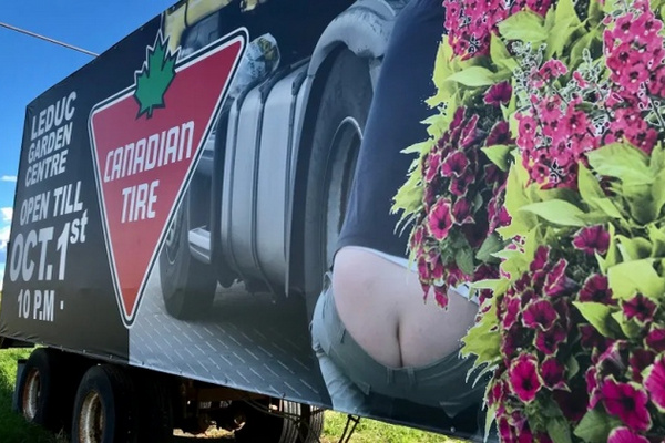 缩略图 | 不忍直视，CanadianTire 高速广告牌画面好辣眼！