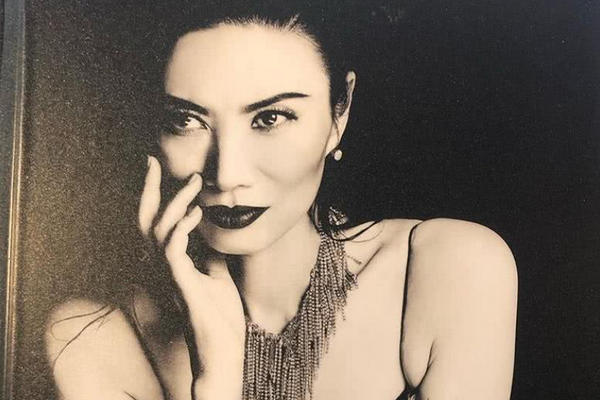 缩略图 | 邓文迪分享年轻时美照 网友：难怪默多克喜欢她