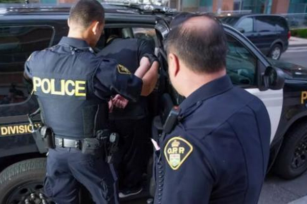 缩略图 | 中国土豪夫妻在美买房吵架：老公被捕老婆傻了