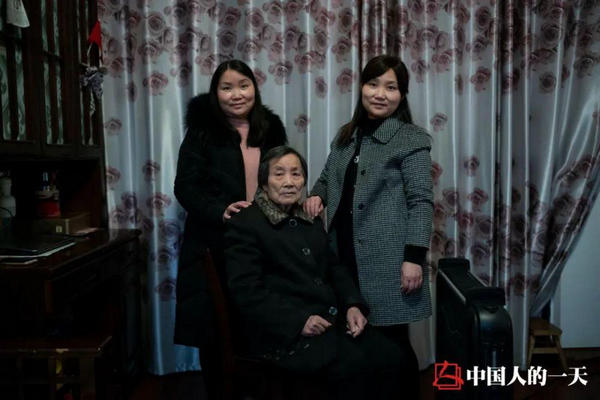 缩略图 | 武汉双胞胎姐妹这一年：一家六口确诊，父亲去世