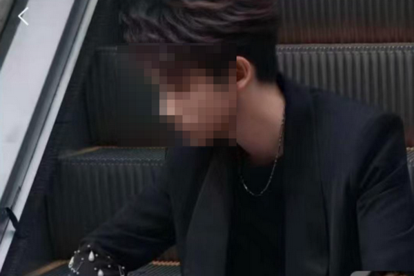 缩略图 | 女子打赏男主播390万且婚内出轨，其父痛哭称一家人陷困境