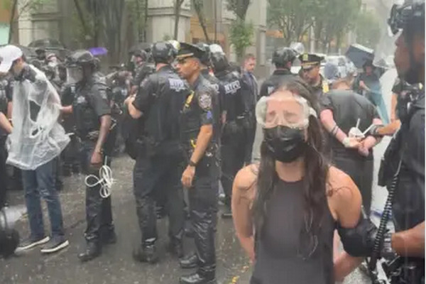 缩略图 | 洛杉矶之后，纽约也乱了！近150名示威者与警方发生冲突，超20人被捕！