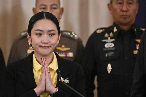 缩略图 | 因一通电话陷执政危机，泰国总理含泪道歉！
