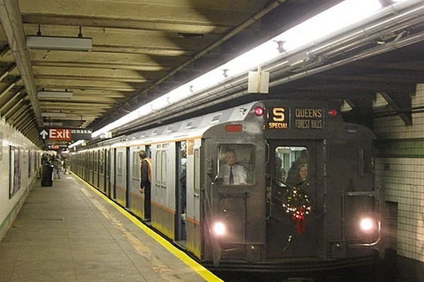 缩略图 | 女子推婴儿车坠亡 纽约地铁系统遭批全美最差