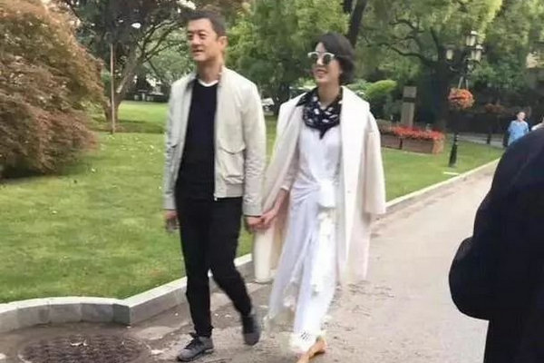 缩略图 | 离婚6年，李亚鹏发文公布新恋情