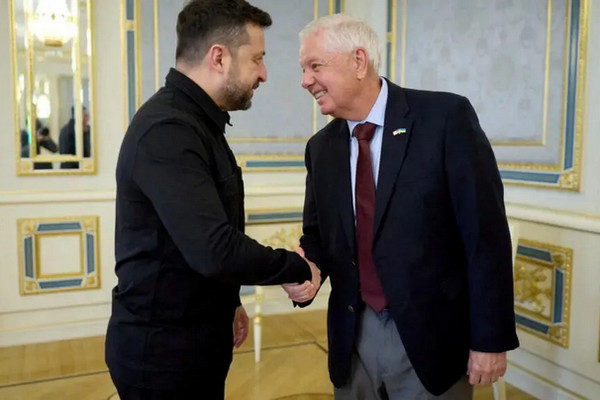 缩略图 | 一场猝死掀翻美国政坛：川普痛失左膀右臂，大局彻底变天！