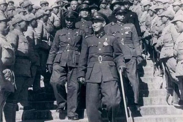 缩略图 | 49年蒋介石拍桌骂：半壁江山就毁在这两兄弟手里