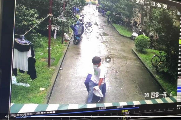 缩略图 | 上海男子行李箱抛尸案：知情人称其偷窥被害人，邻居曾听到女子尖叫