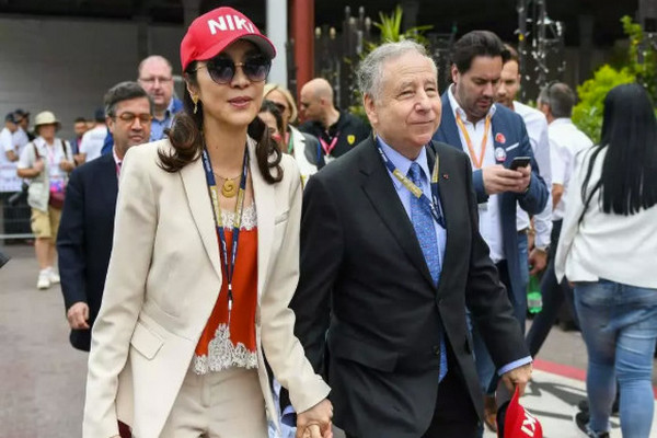 缩略图 | 杨紫琼和73岁老公合体现身，二人十指紧扣非常恩爱