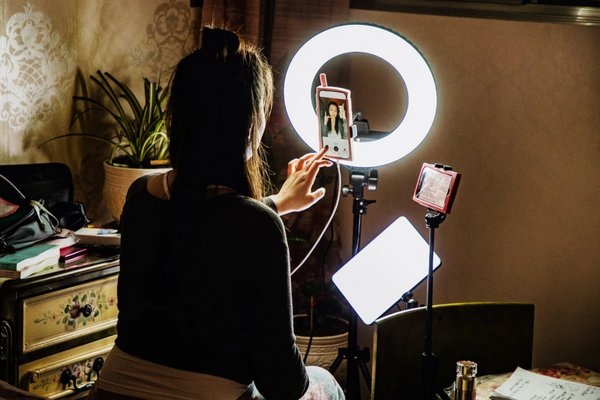 缩略图 | 加拿大女子挪用$630万政府资金，在TikTok打赏主播花了$500万！