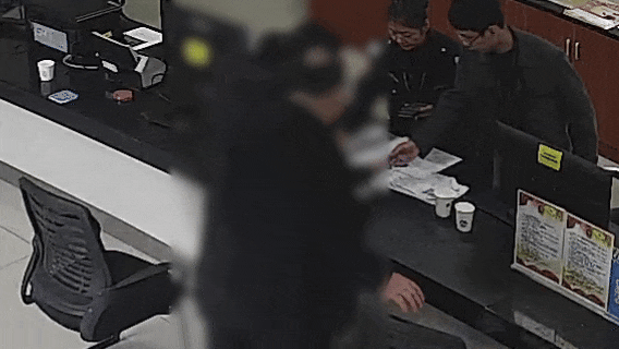 缩略图 | 女子142万元险被“军官男友”卷走：他是部队里的，怎么可能骗我？