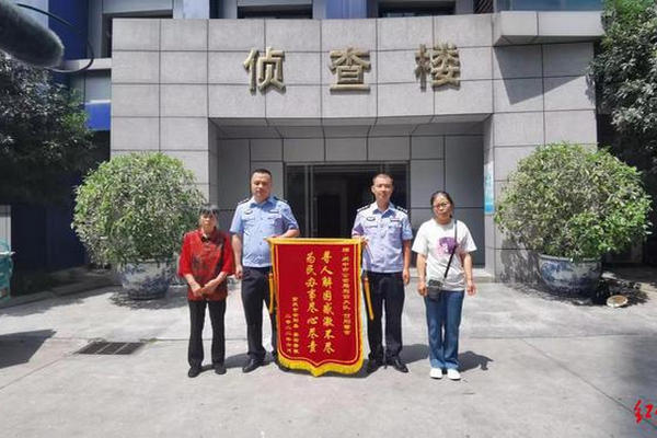缩略图 | 78岁老人向环卫工问路，对方竟是失联24年的女儿！