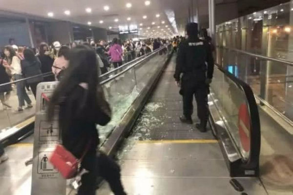 缩略图 | 最疯狂追星！机场玻璃惨遭挤碎，10多位明星遭围堵堪比春运