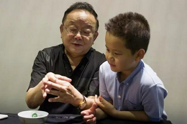 缩略图 | 不敢老！王刚60岁娶娇妻生幼子，为养儿录制节目至凌晨四点
