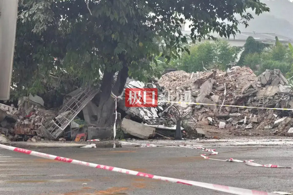 缩略图 | 实探柳州5.2级地震震中：马路中央现深坑，围墙倒塌砸坏汽车，三层民居门户悬空……