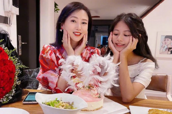 缩略图 | 翁虹庆53岁生日：女儿亲自做大餐，二人合照似姐妹