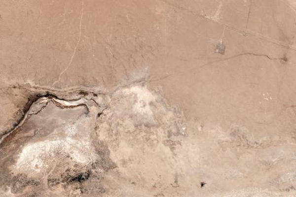 缩略图 | 两次地震后，卫星照片显示加州出现一条巨大裂缝