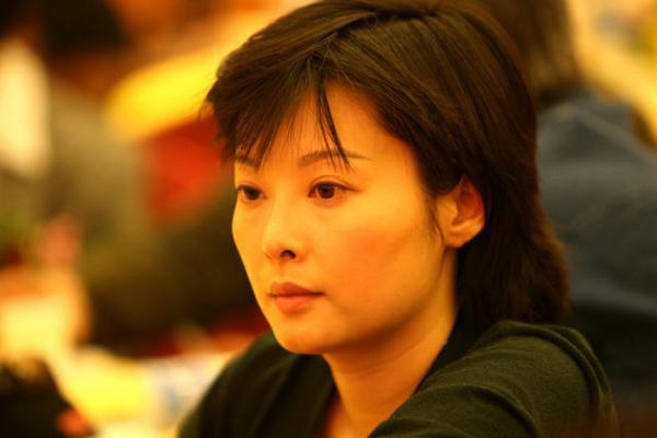 缩略图 | 袁立与小11岁老公地铁上亲吻，又被网友炮轰了