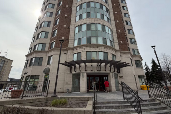 缩略图 | 悲剧！渥太华未满八岁男孩从桑迪山公寓楼坠落身亡！