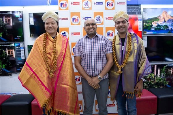 缩略图 | 雷军现身印度入乡随俗，网友直呼“雷长老”