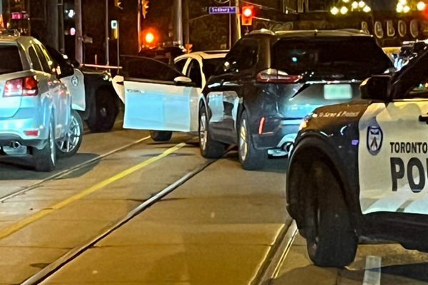 缩略图 | 市中心黑帮枪战：开近百发子弹，警方拘捕，现场发现多把枪！
