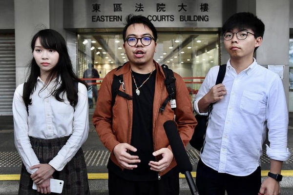 缩略图 | 黄之锋被判刑13.5个月，周庭被判刑10个月，听闻后黄之锋当庭大喊，周庭痛哭！
