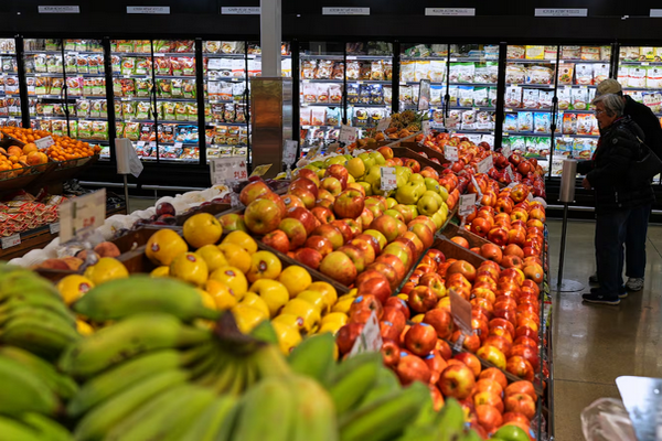 缩略图 | 加拿大食品价格一年飙升5.7%，鸡肉一口气暴涨43.8%！
