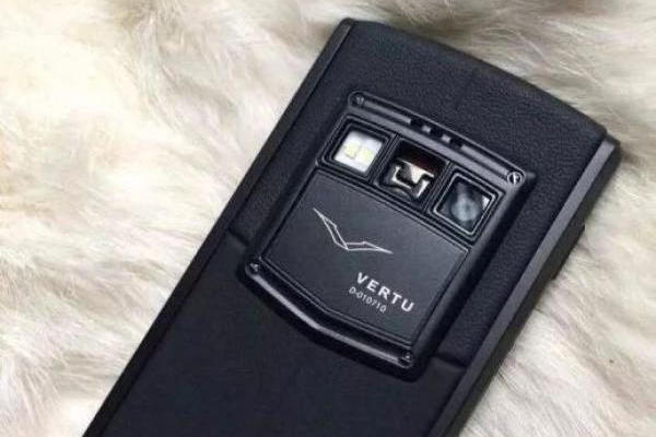 缩略图 | 女子丢失30万元定制手机 拾到者见功能简单当玩具