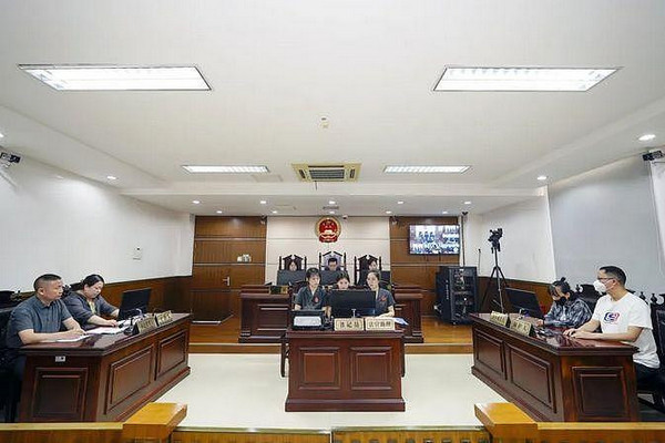 缩略图 | 11岁男孩被批评后跳楼，班主任被判无罪！