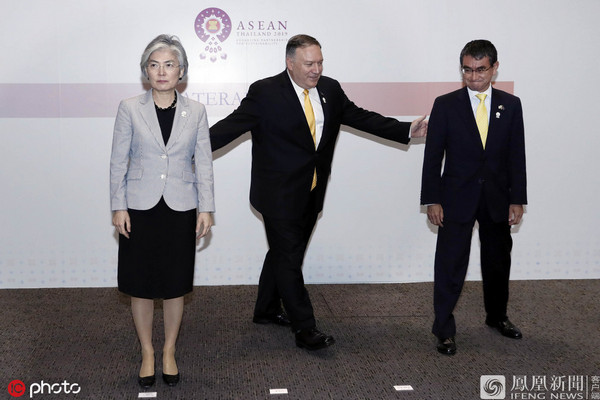 缩略图 | 这张照片无疑正是美日韩三国尴尬现状的真实写照