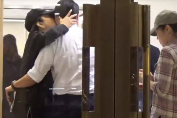 缩略图 | 无视亲吻风波？林青霞现身春风满面，戴墨镜拒答任何提问