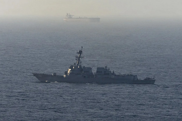 缩略图 | 冲突升级？伊朗在霍尔木兹海峡向商船开火，美军拦截伊朗油轮！