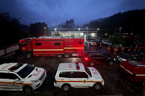 缩略图 | 广西环江一皮卡车坠河：已致1人死亡，9人失联！