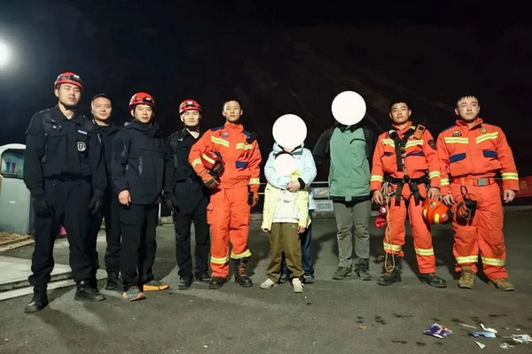 缩略图 | 一家三口大年初一被困悬崖，8岁女童体温持续下降，6小时后获救！