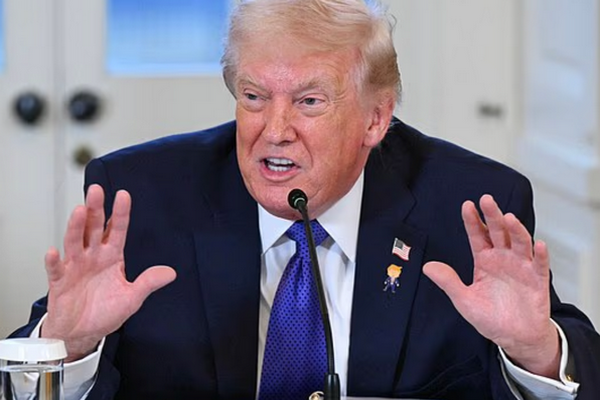 缩略图 | 特朗普威胁对加拿大征收100%关税，第一次公开称卡尼为“州长”！