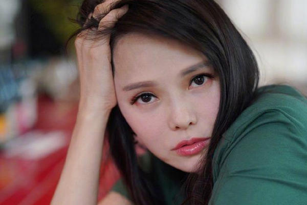 缩略图 | 50岁伊能静小腹微隆被疑再度怀孕 已育有一儿一女