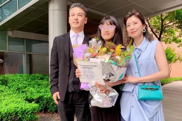 缩略图 | 贾静雯离婚9年与前夫同框 两任老公见证女儿毕业
