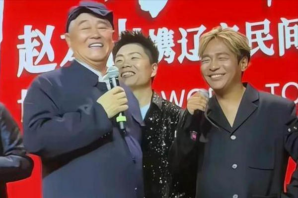 缩略图 | 赵本山巡演现场签名，观众直接扔鞋子，宋小宝忙着四处找人！