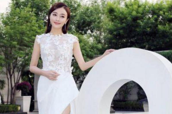 缩略图 | 娱乐八卦：黄晓明曾被她养 资产上亿被封杀