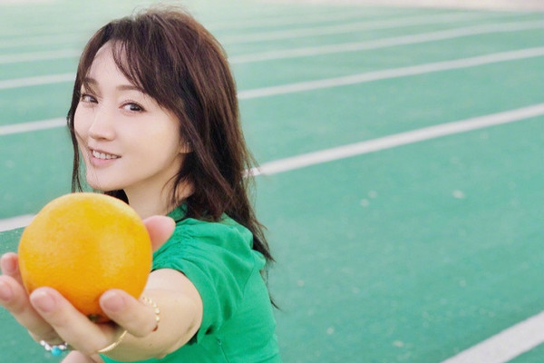 缩略图 | 48岁杨钰莹近照好年轻，皮肤白皙细腻小蛮腰太抢眼