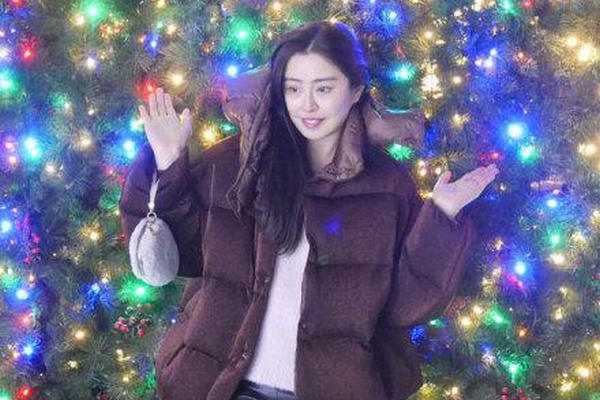 缩略图 | 王祖贤晒近照庆52岁生日 穿皮裤长腿纤细美貌依旧