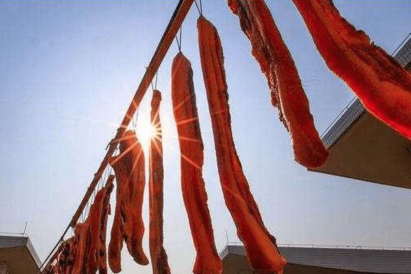 缩略图 | 华人在自家阳台晒腊肉，却遭邻居举报！