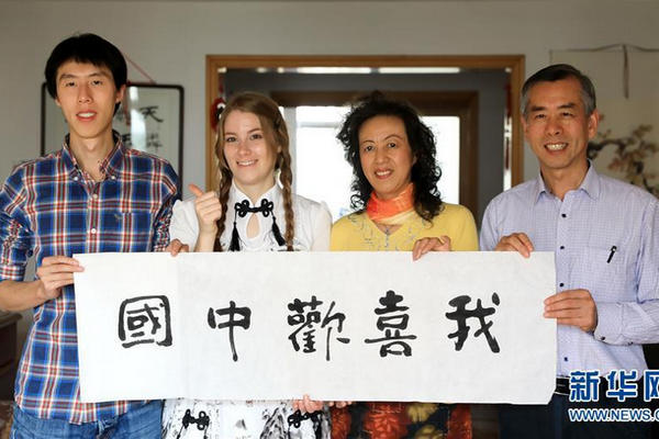 缩略图 | 美国“洋媳妇”的中国生活：跟公公学书法