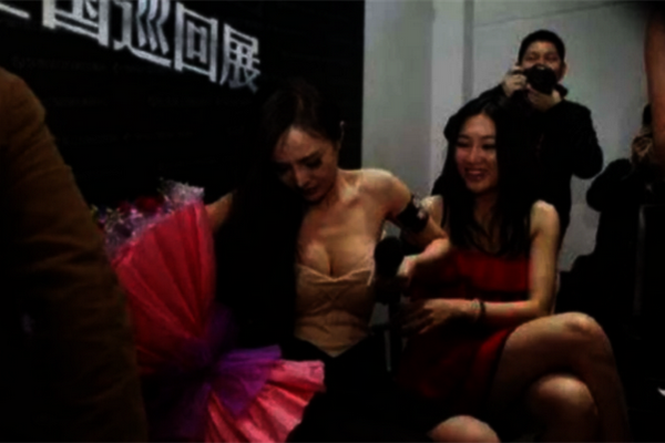 缩略图 | 杨幂出道时糗事上热搜：粉丝扯衣 雪乳半露