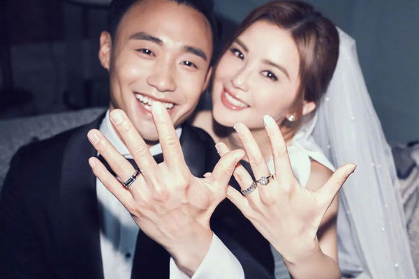 缩略图 | 阿Sa蔡卓妍晒图官宣结婚：男方为健身教练