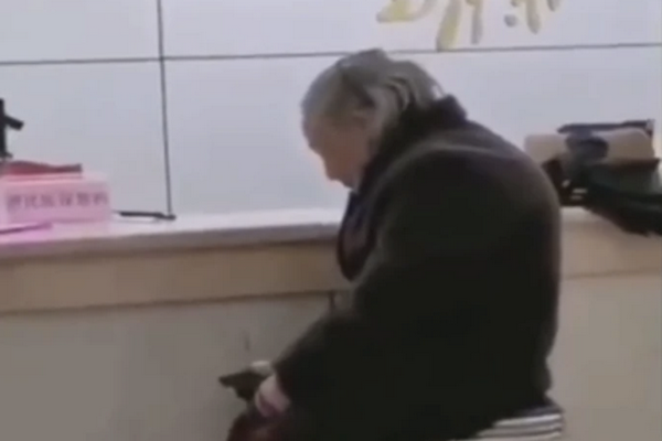 缩略图 | 老人冒雨交社保被拒，科技成为了老人的“囚牢”吗？
