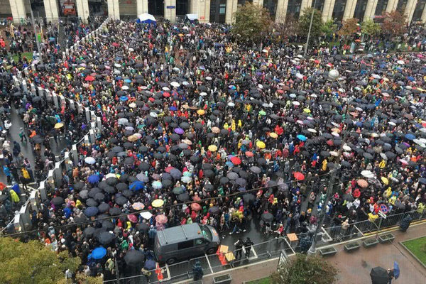 缩略图 | 人山人海！莫斯科又爆发万人游行，136人被捕