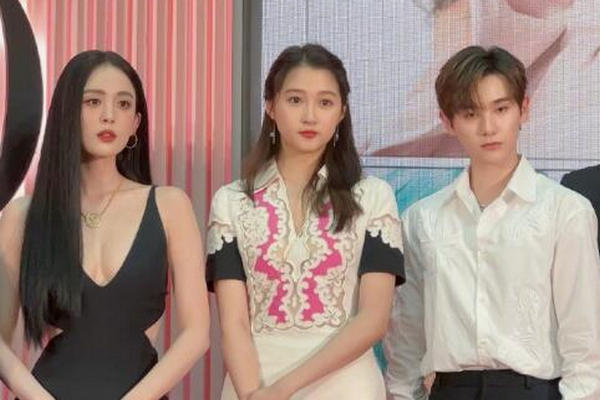 缩略图 | 两大美女同框比美：29岁的娜扎赢了25岁的关晓彤