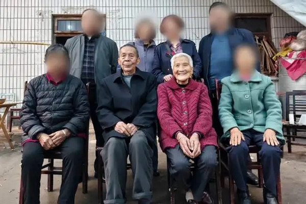 缩略图 | 一张8人“全家福”，4人遇难！